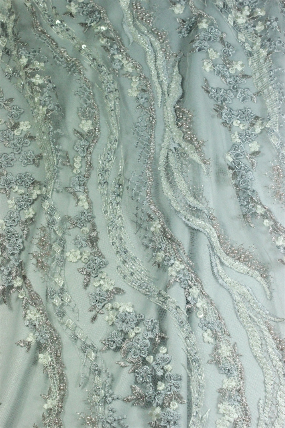 Broderie Pe Tull Gri Cu Margle Roz Si Bleu