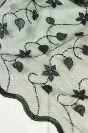 Broderie Pe Tull, Negru