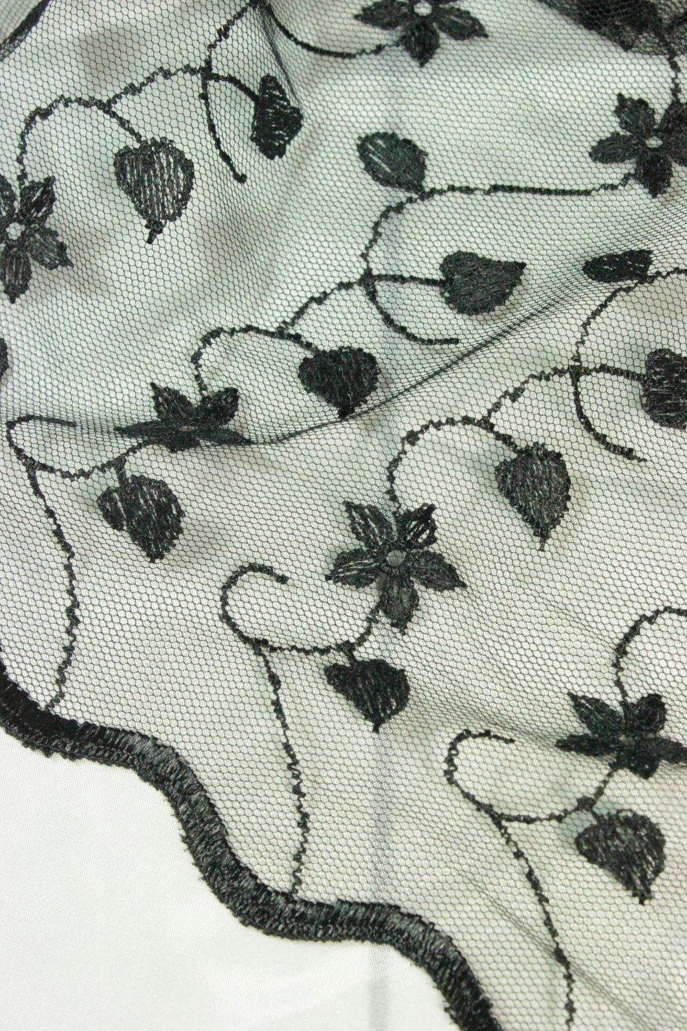 Broderie Pe Tull, Negru