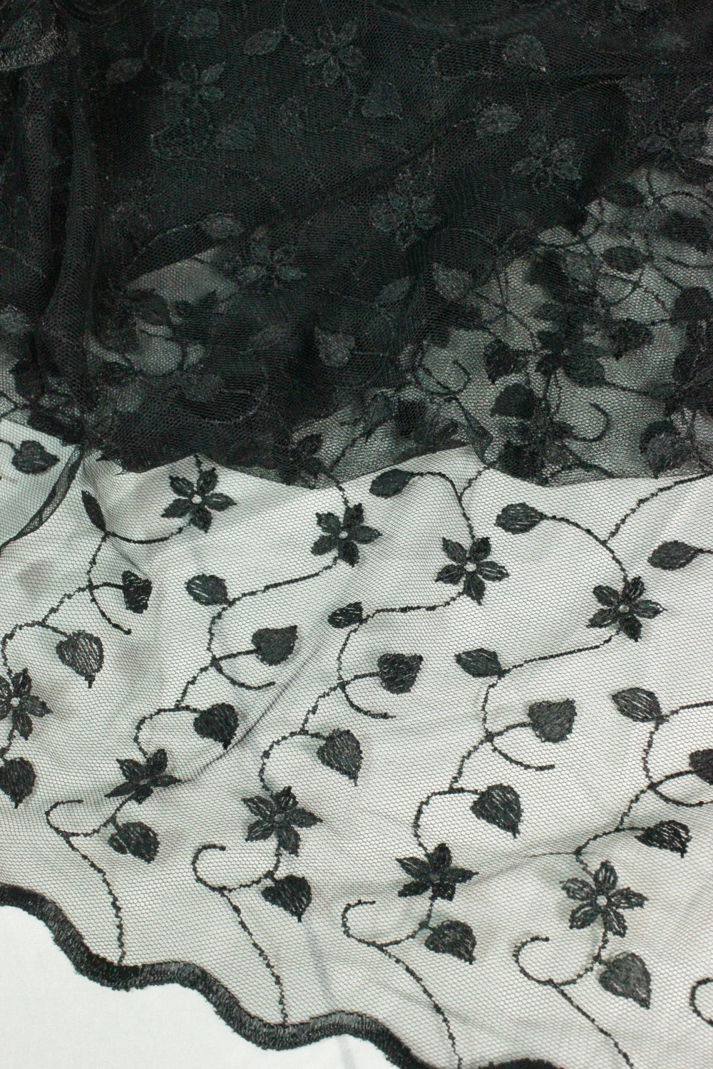 Broderie Pe Tull, Negru