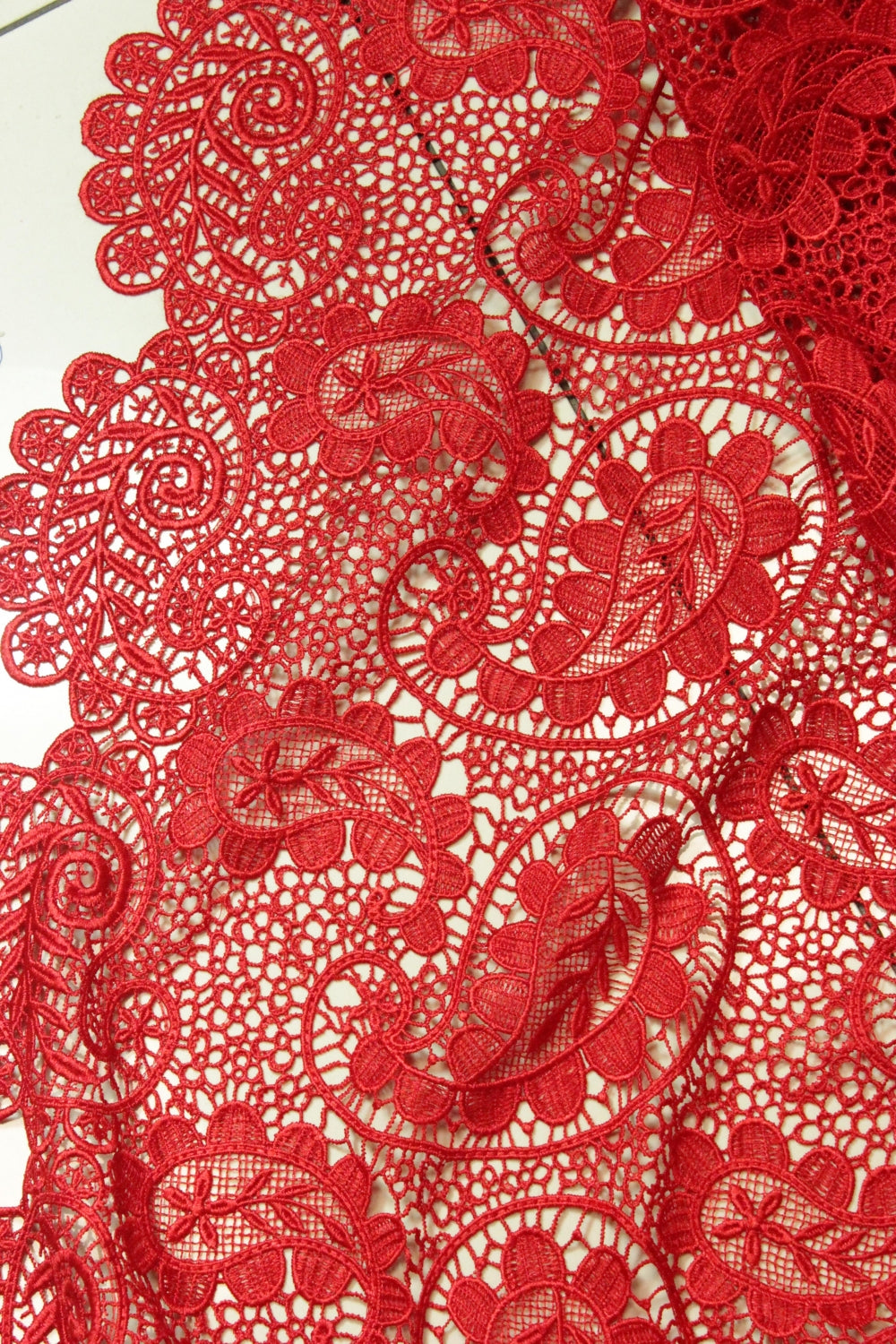 Broderie Sparta, Rosu