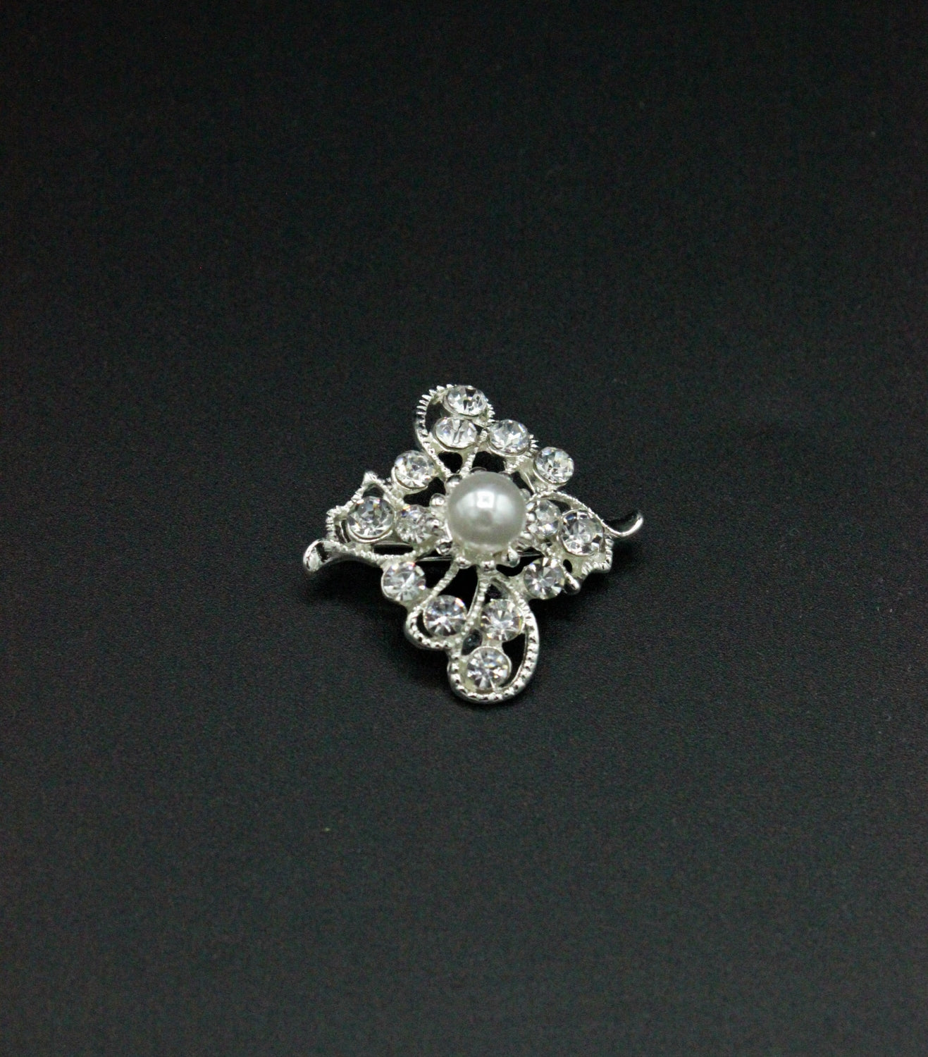 Brosa Cu Pietre Si Perle, 30x35mm