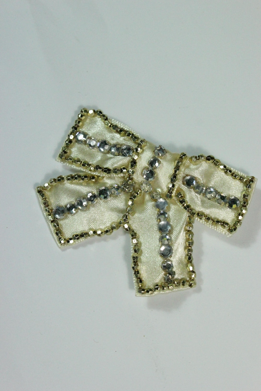 Brosa Din Saten Cu Margele Si Pietre 7x5cm