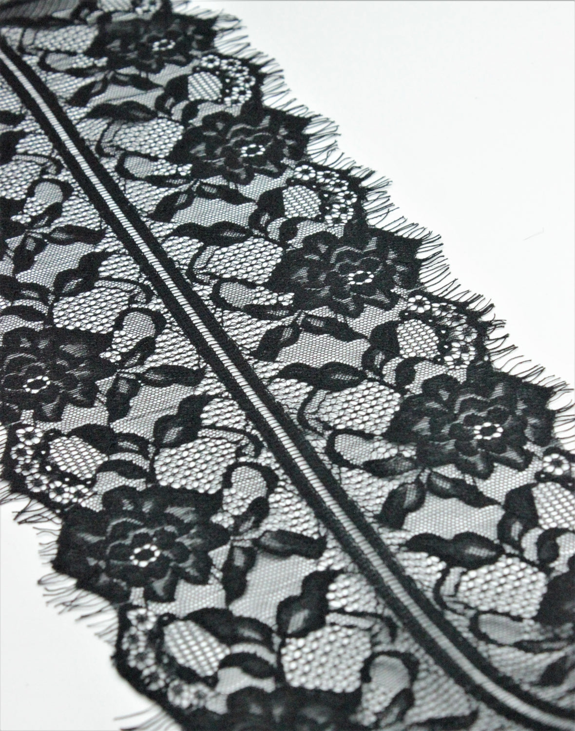 Dantela Chantilly 300 x 18cm, Negru