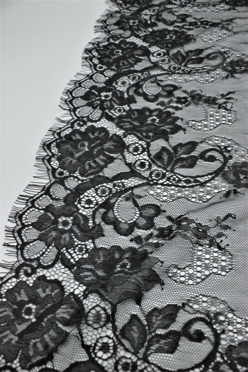 Dantela Chantilly 300 x 23cm, Negru