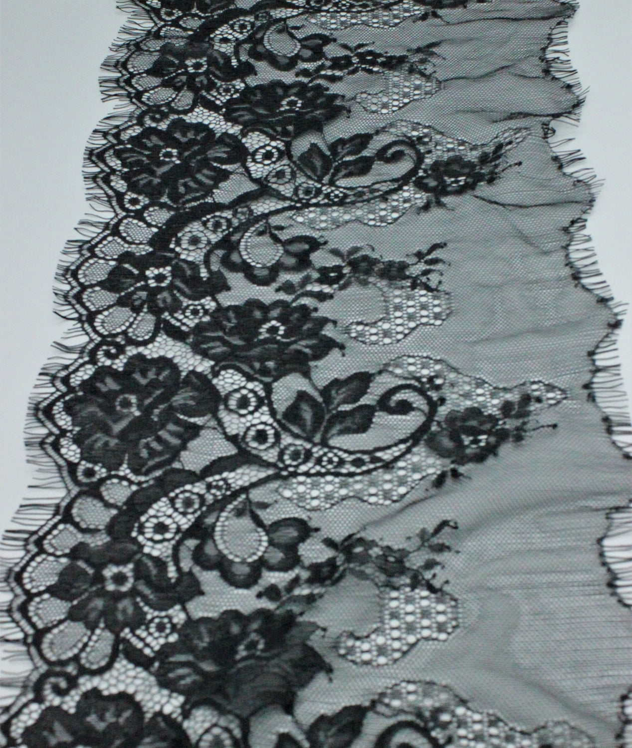Dantela Chantilly 300 x 23cm, Negru