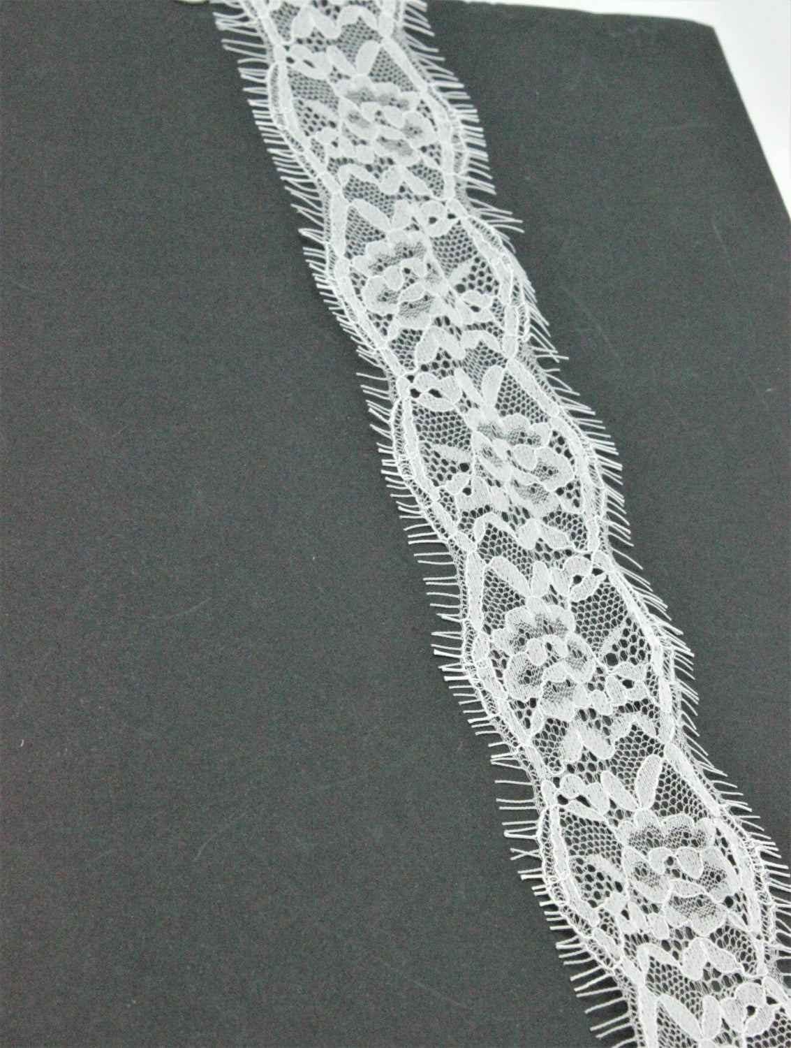 Dantela Chantilly 300 x 4.50cm, Alb