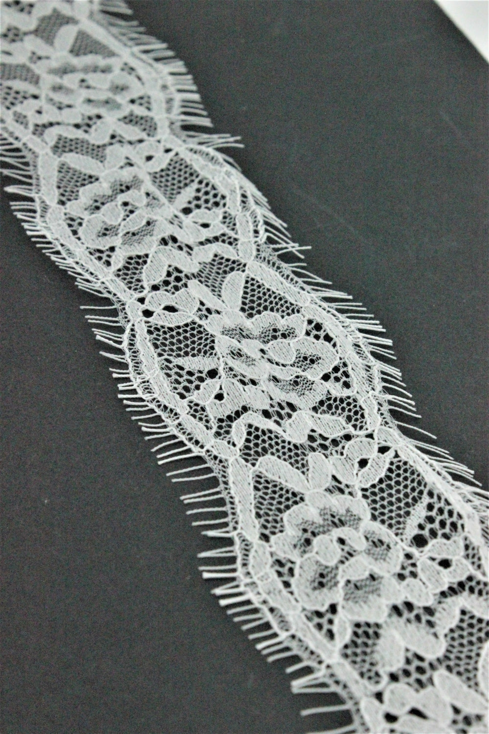 Dantela Chantilly 300 x 4.50cm, Alb