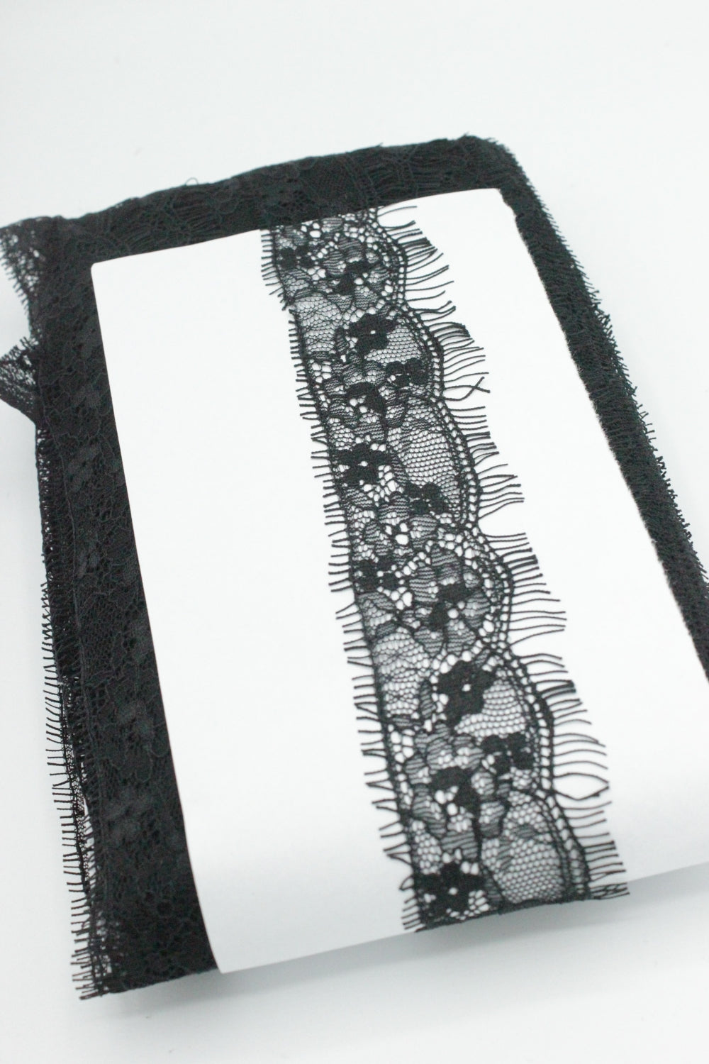 Dantela Chantilly 300 x 4cm, Negru