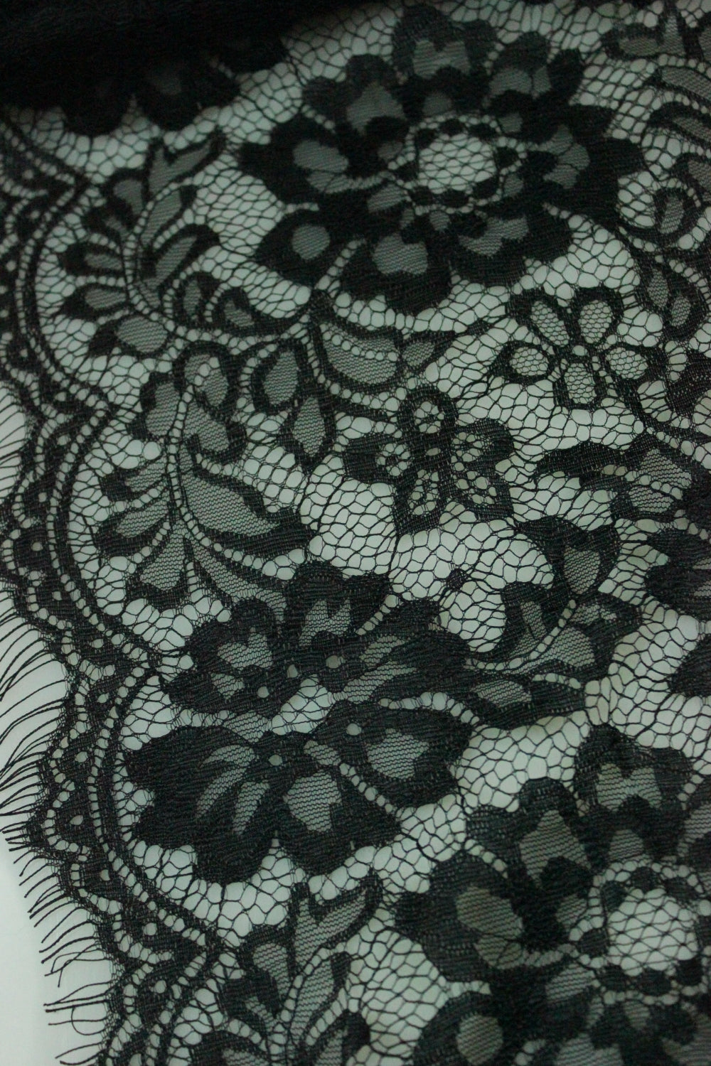 Dantela Chantilly 300 x 26cm, Negru