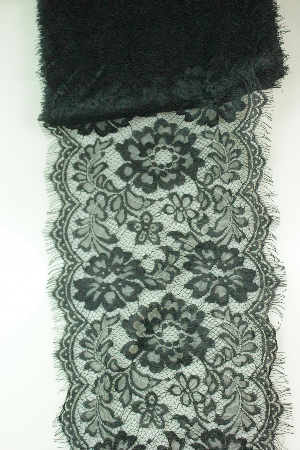 Dantela Chantilly 300 x 26cm, Negru