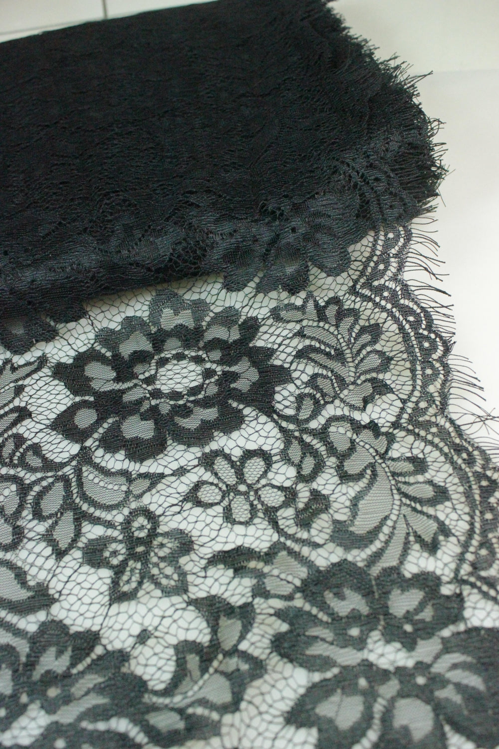 Dantela Chantilly 300 x 26cm, Negru