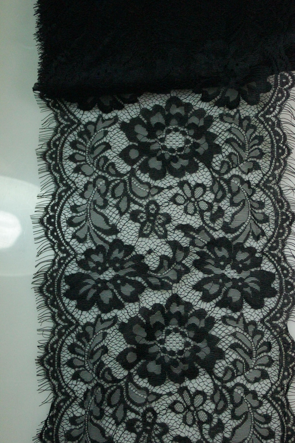 Dantela Chantilly 300 x 26cm, Negru