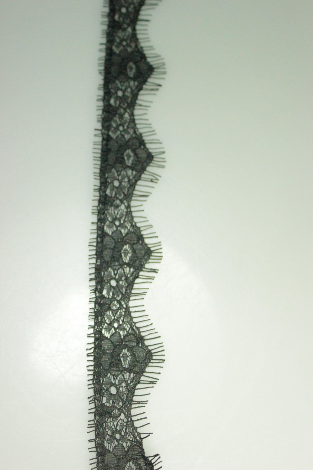 Dantela Fina Chantilly, 300 x 3 cm Bucata