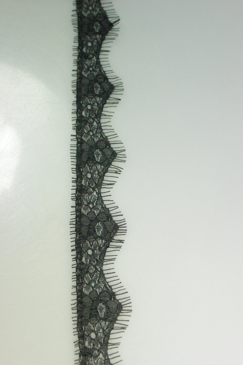Dantela Fina Chantilly, 300 x 3 cm Bucata