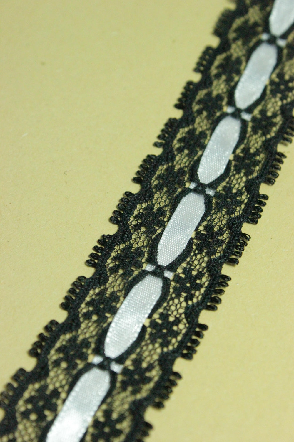 Dantela Neagra Cu Panglica De Saten Alba, 25mm