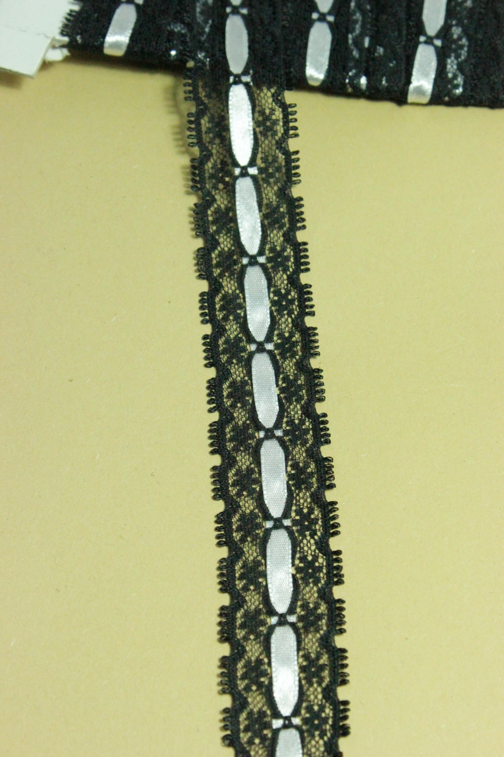 Dantela Neagra Cu Panglica De Saten Alba, 25mm