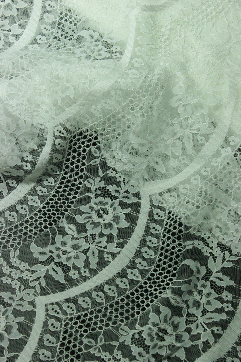 DantelaTip Chantilly, Alb