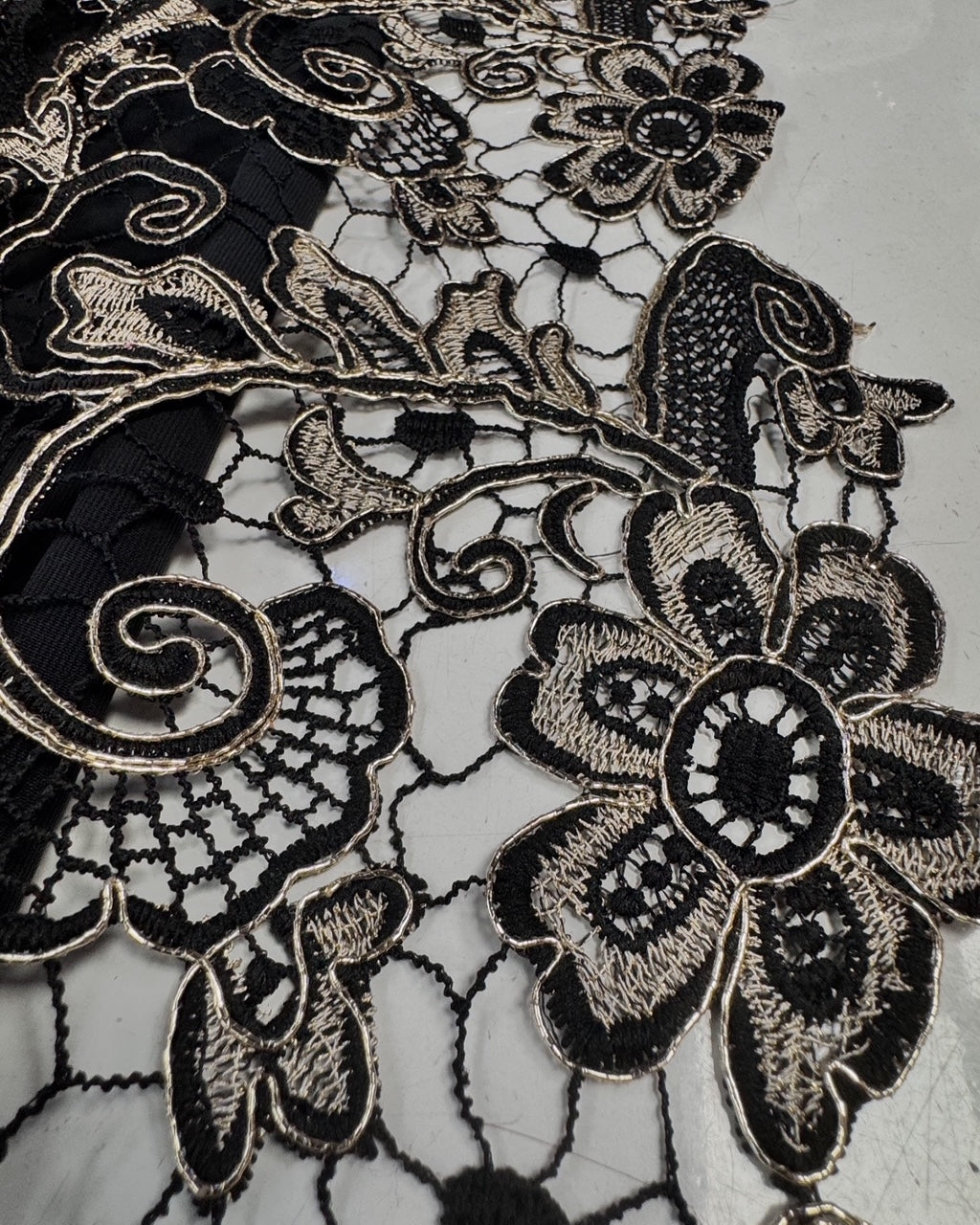 Broderie Sparta Negru Cu Auriu