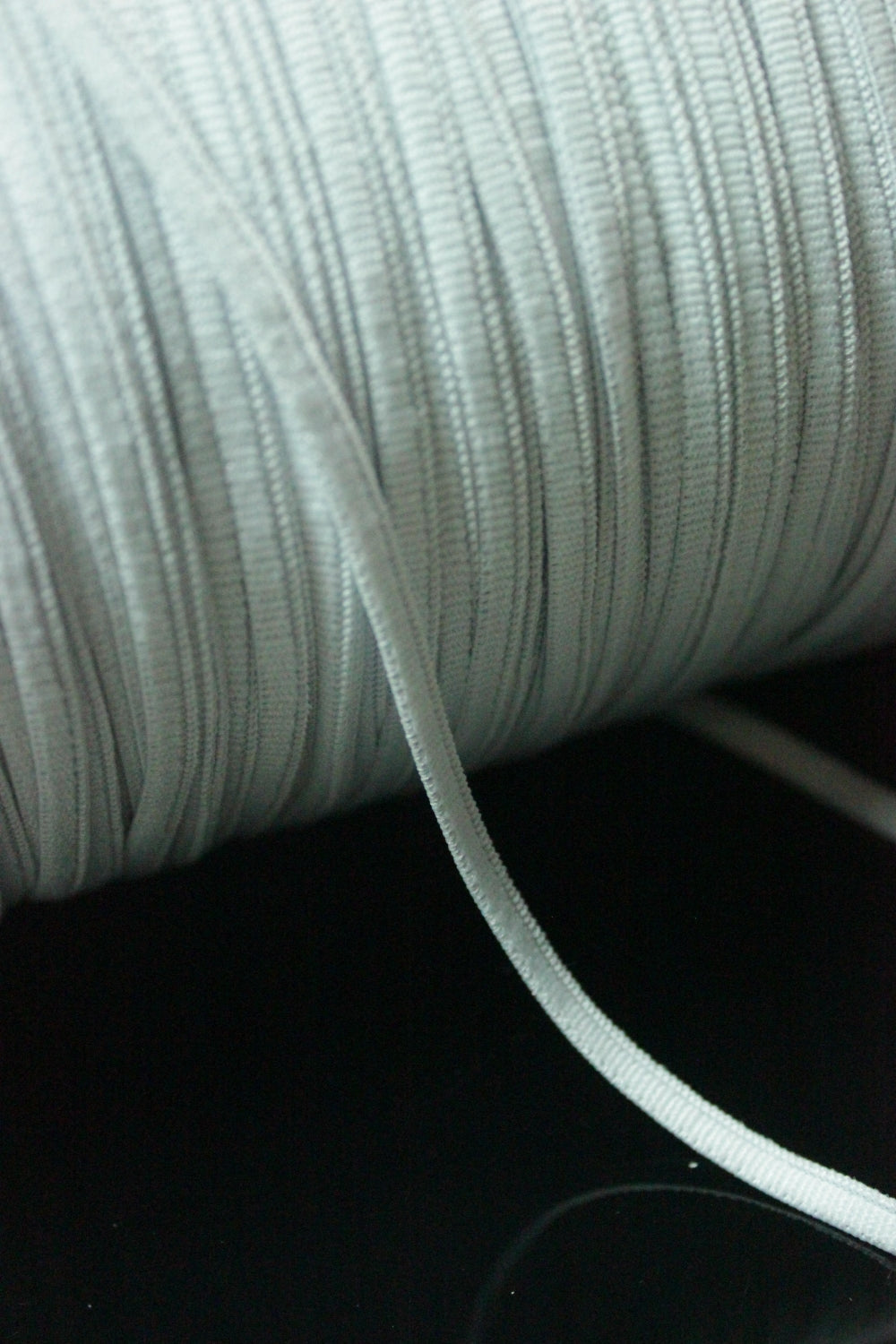 Elastic Fin Catifelat Pentru Masti,  5mm, Alb