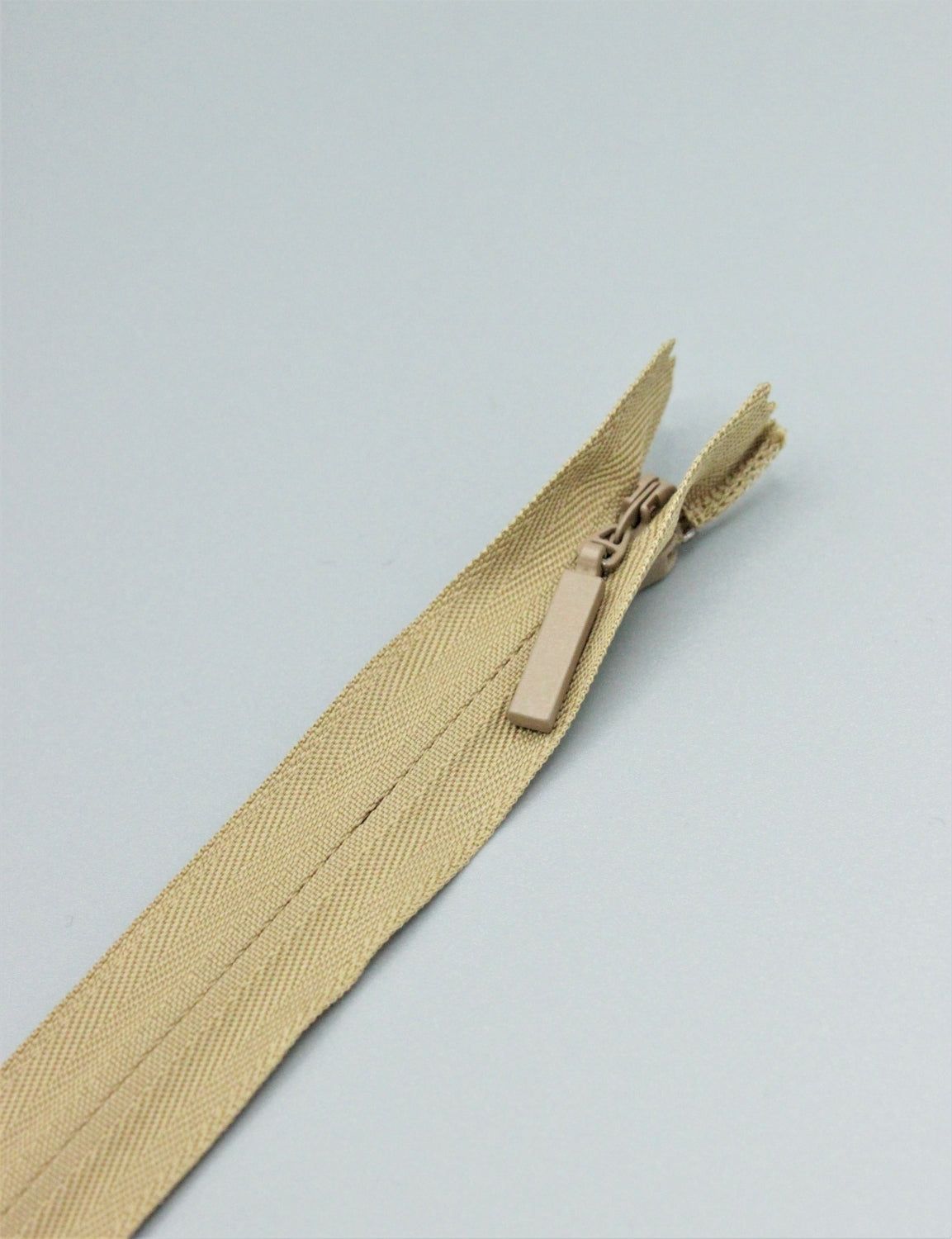 Fermoar Ascuns Pe Panza Bej, 19cm