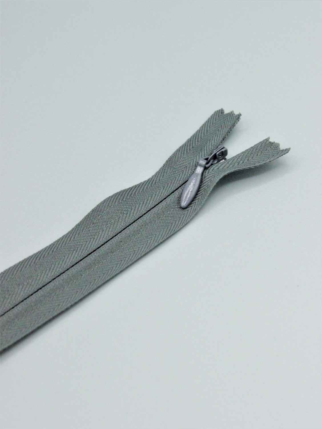 Fermoar Ascuns Pe Panza Gri, 22cm