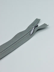 Fermoar Ascuns Pe Panza Gri, 22cm