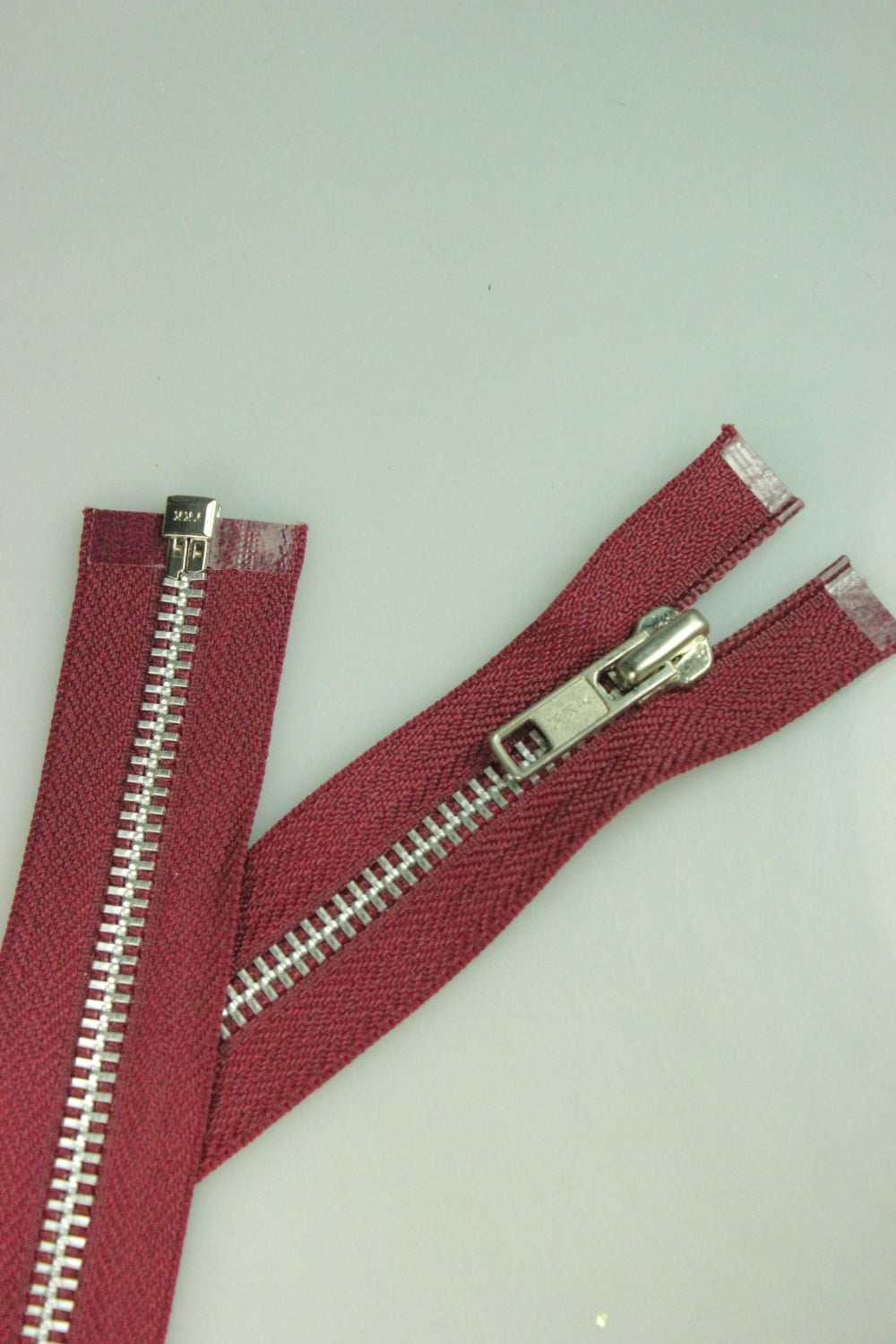 Fermoar YKK Metalic Detasabil, 65cm, Grena