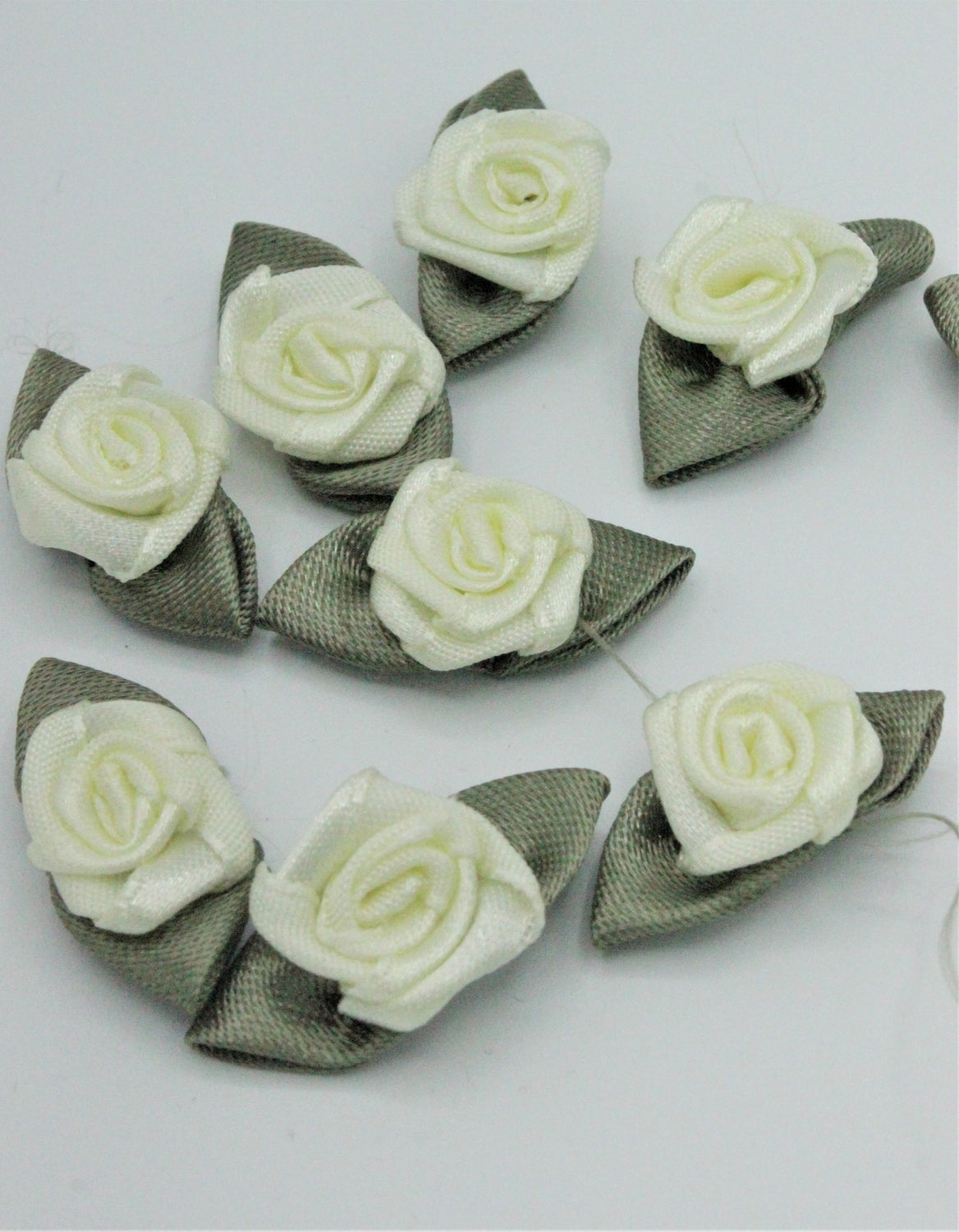 Flori Cu Frunze Din Saten, 30mm, Crem unt