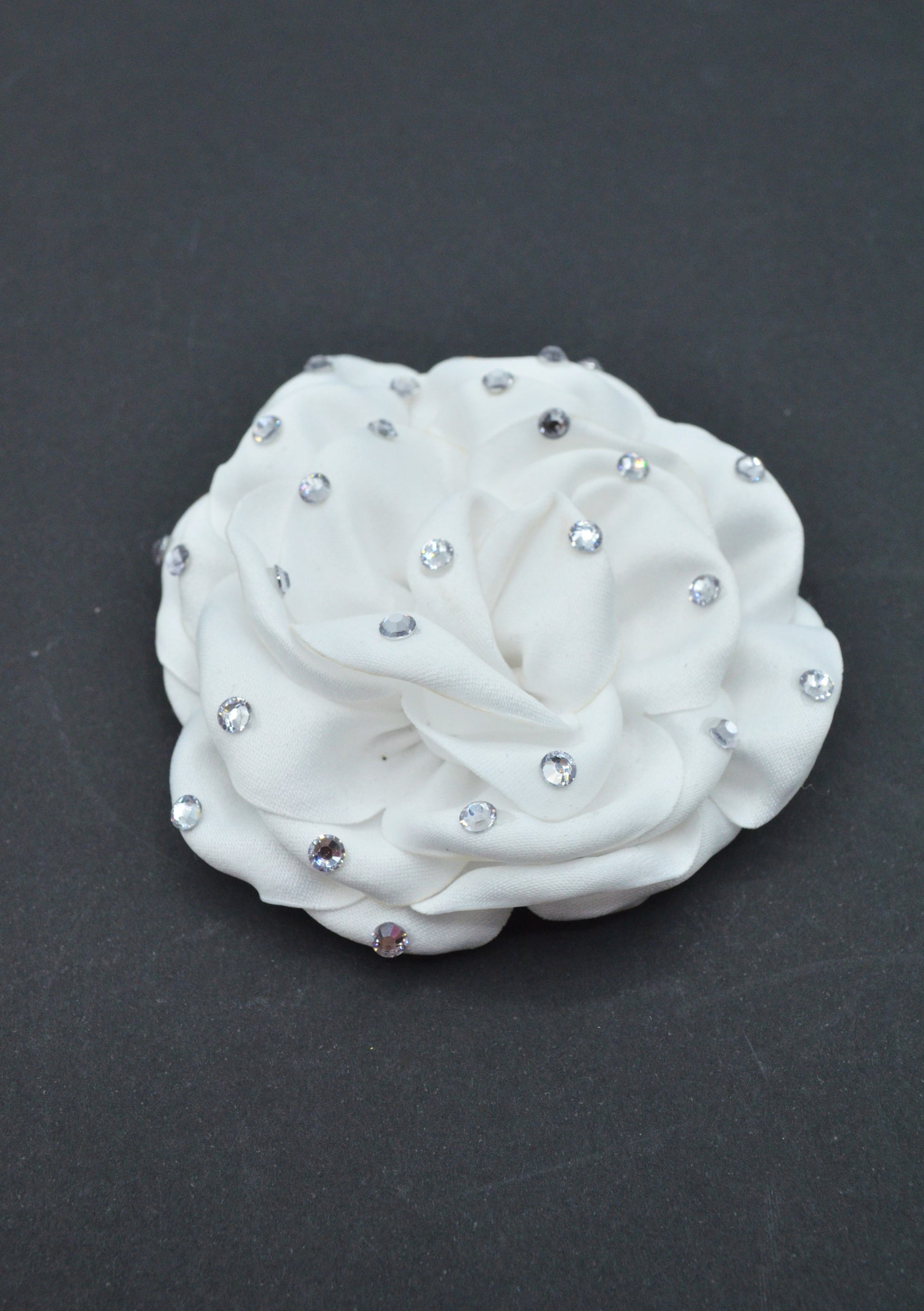 Floare Din Saten Cu Pietre, 9cm, Alb