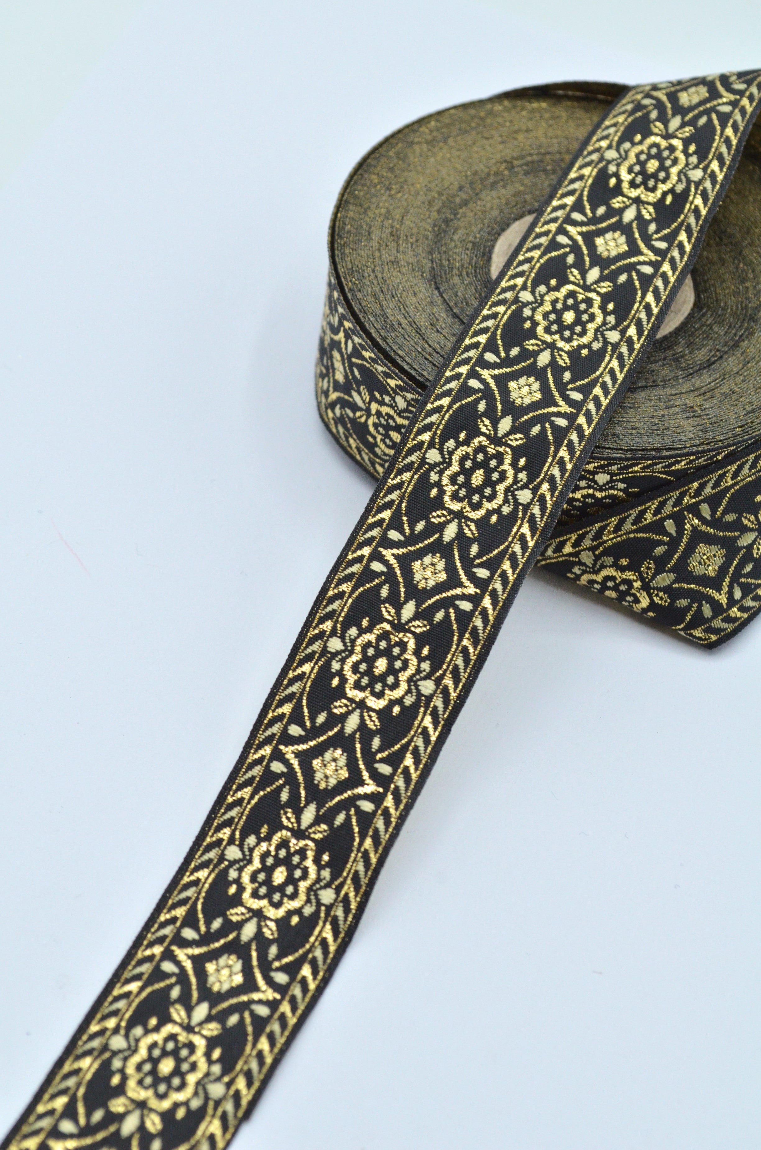 Panglica Decorativa Brodata, 2.50cm