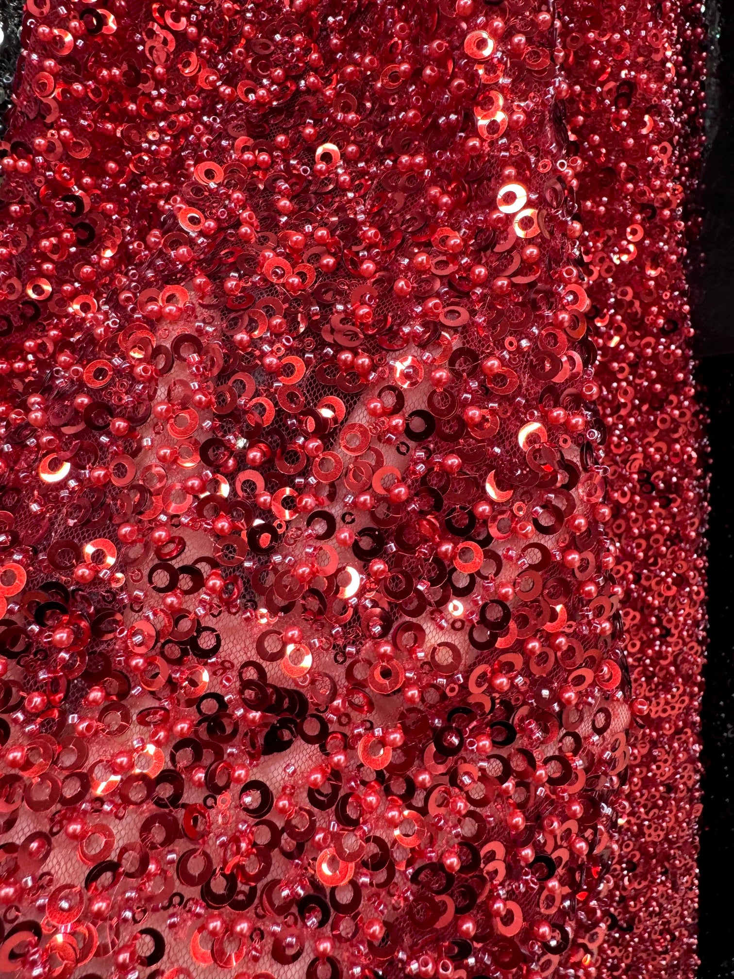 Broderie Pe Tull Cu Paiete Si Margele, Rosu