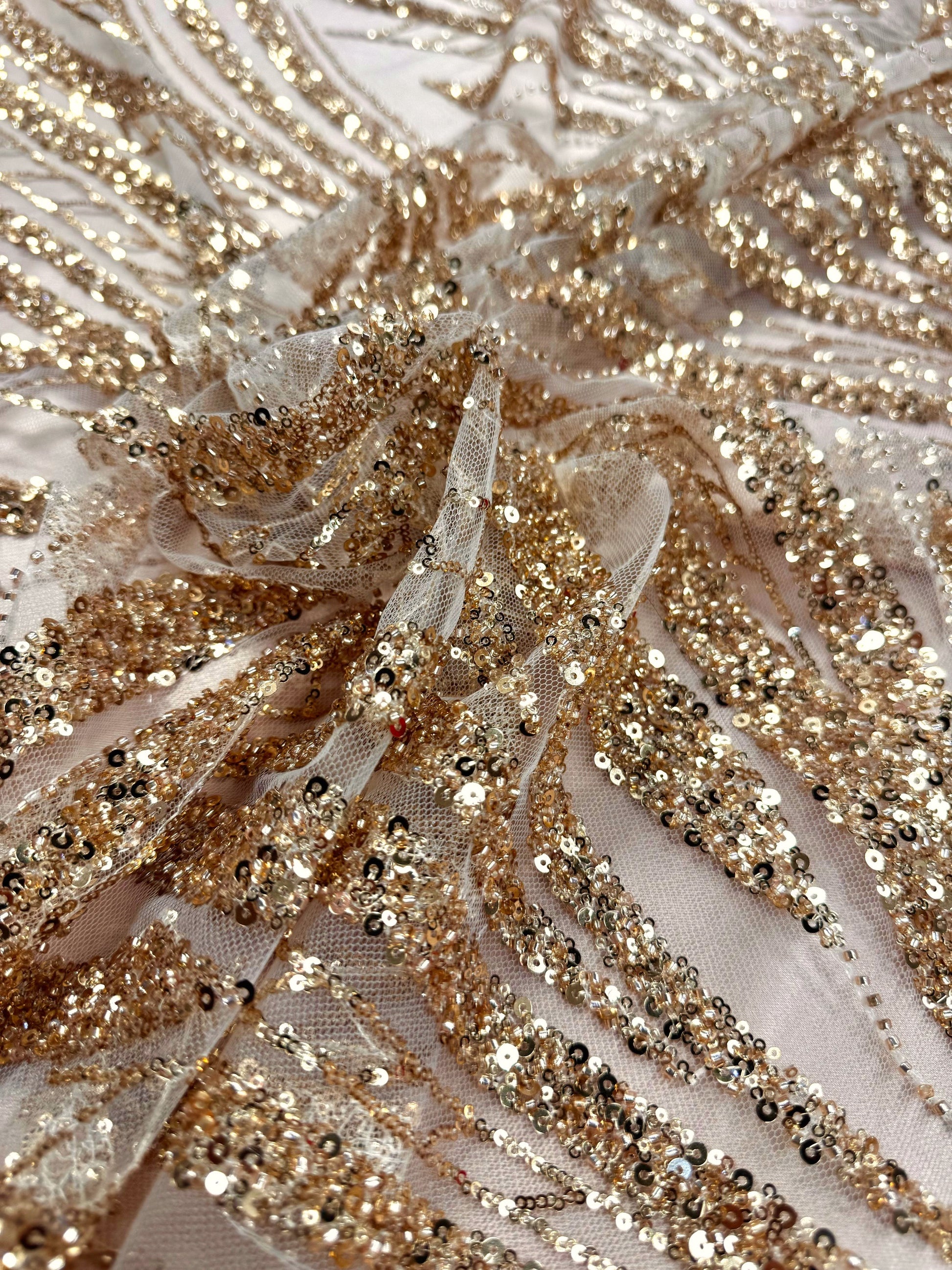 Broderie Pe Tull Bej Cu Margele Si Paiete Fine Aurii