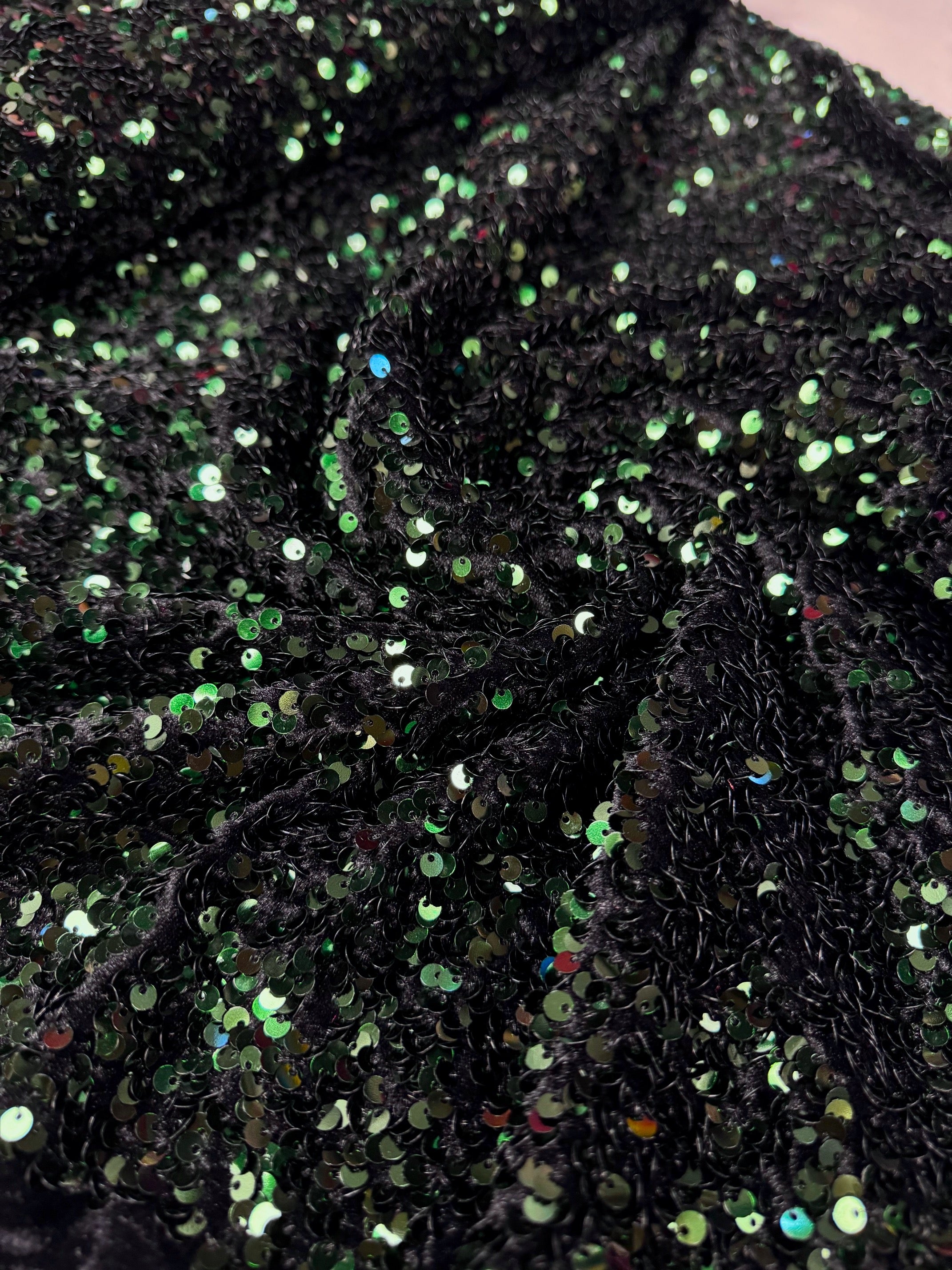 Paiete Verzi Pe Catifea Elastica Neagra