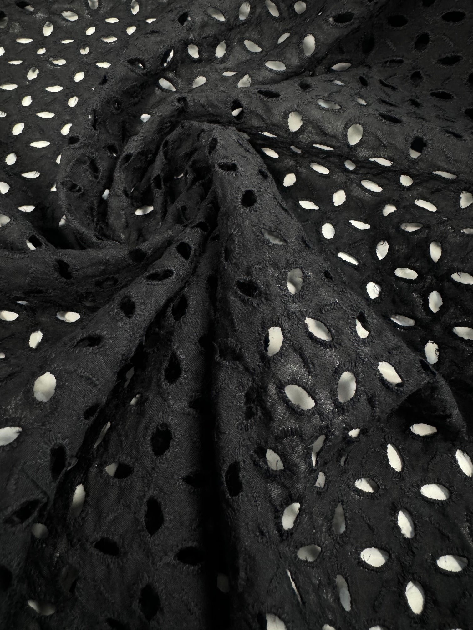 Batist Brodat, Negru