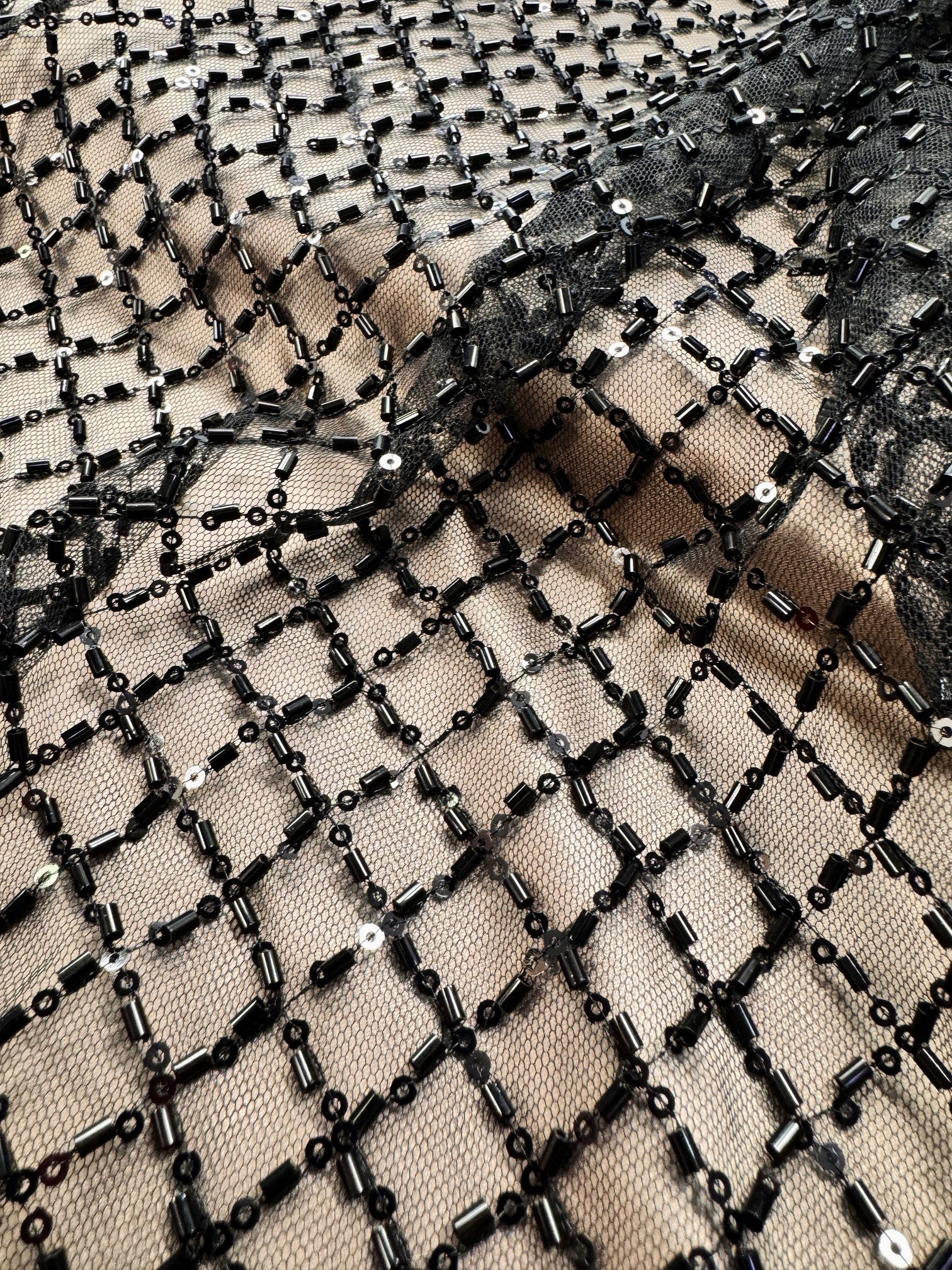 Broderie Pe Tull Cu Margele, Negru