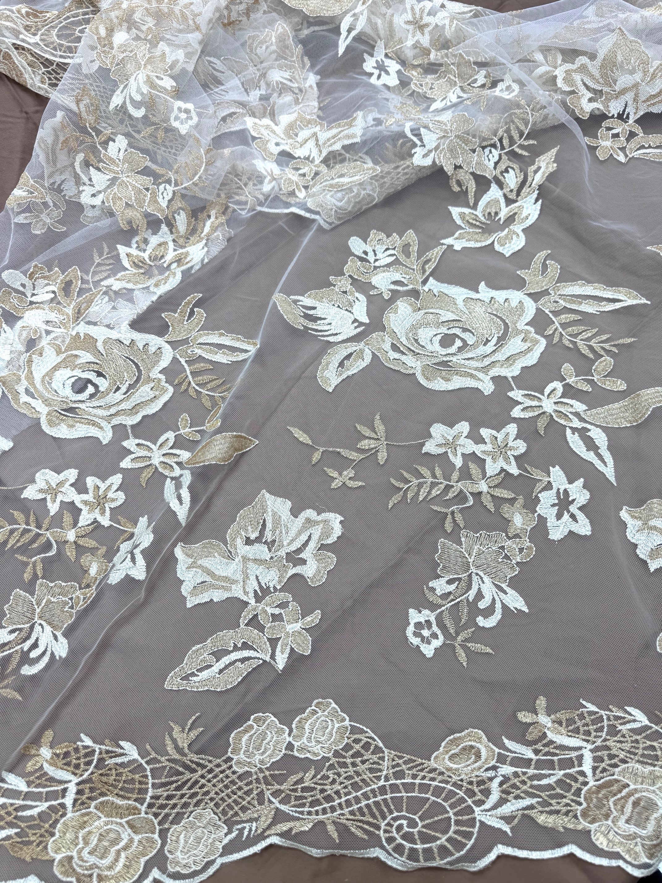 Broderie Pe Tull Alb Cu Auriu