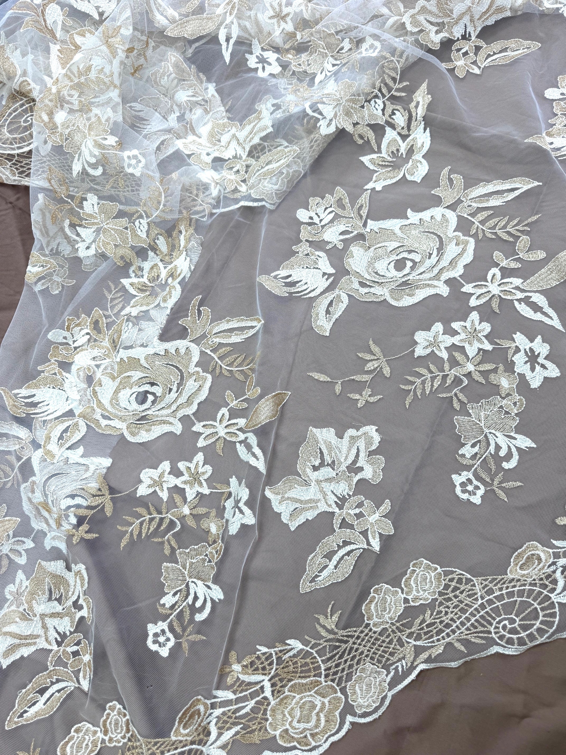 Broderie Pe Tull Alb Cu Auriu