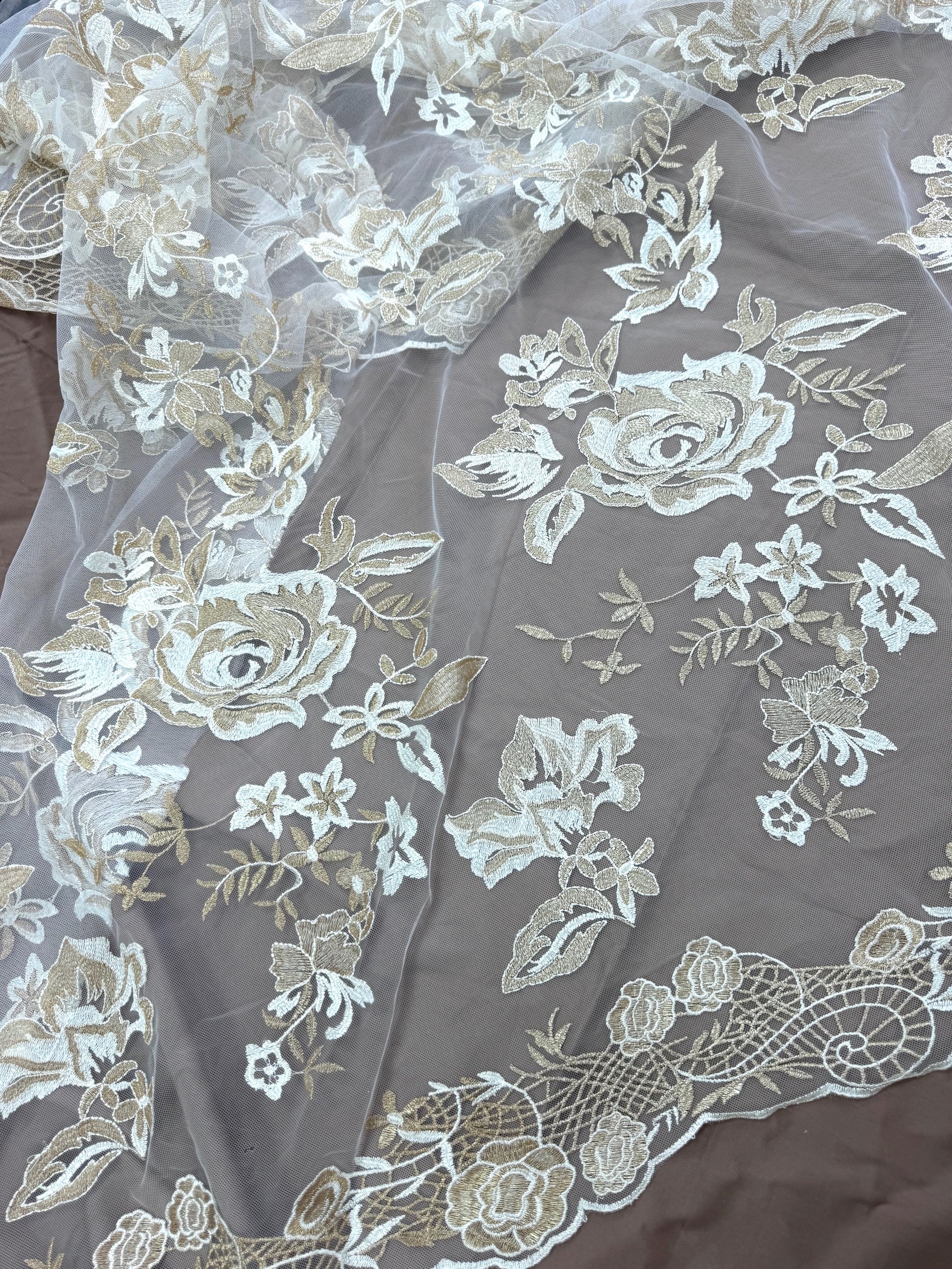 Broderie Pe Tull Alb Cu Auriu