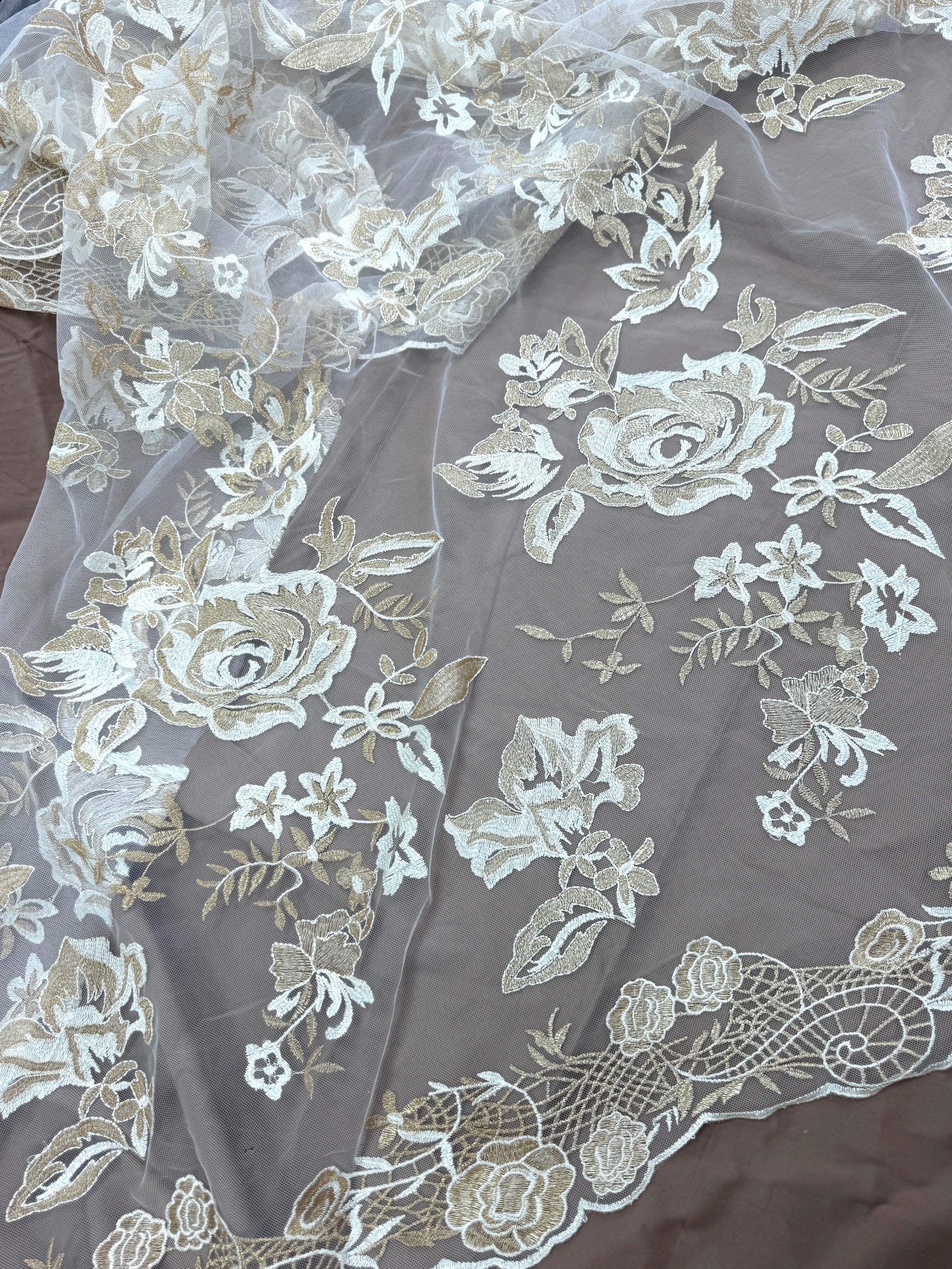 Broderie Pe Tull Alb Cu Auriu