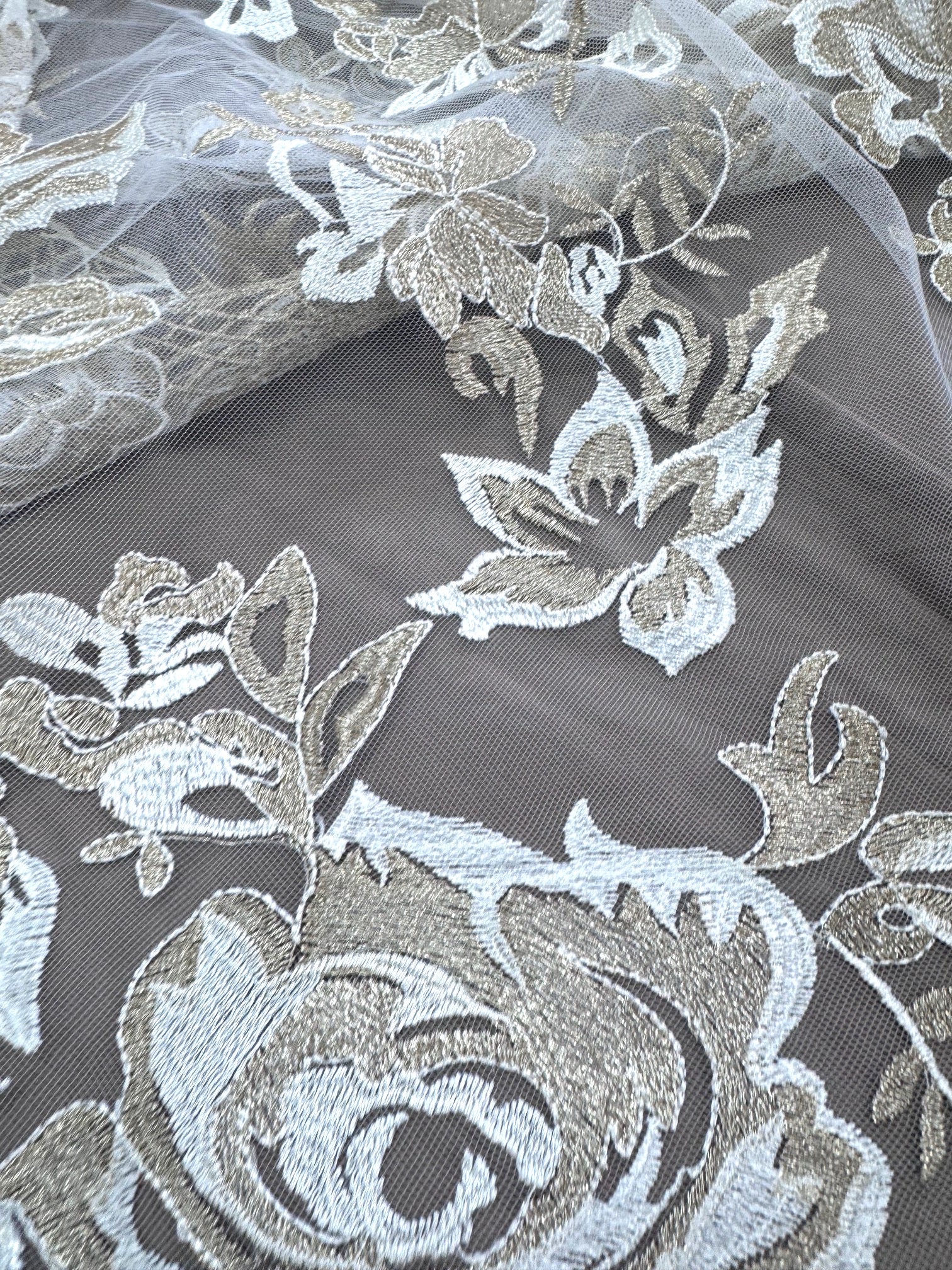 Broderie Pe Tull Alb Cu Auriu