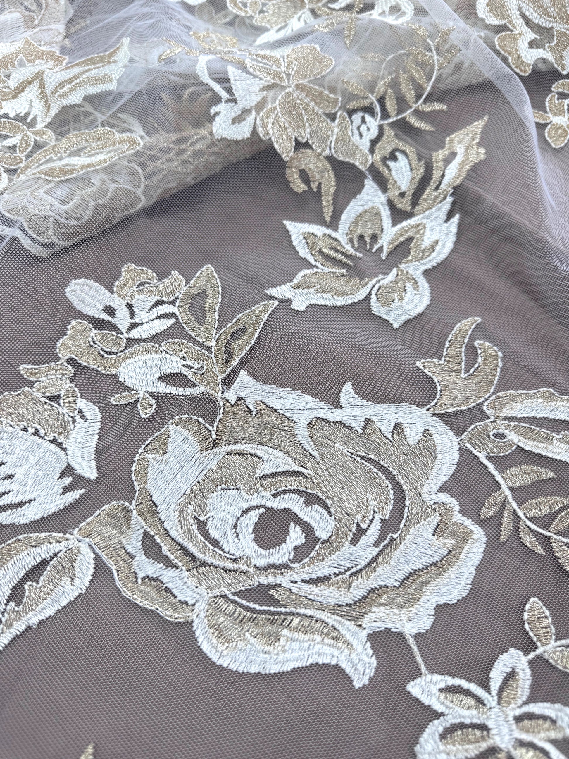 Broderie Pe Tull Alb Cu Auriu