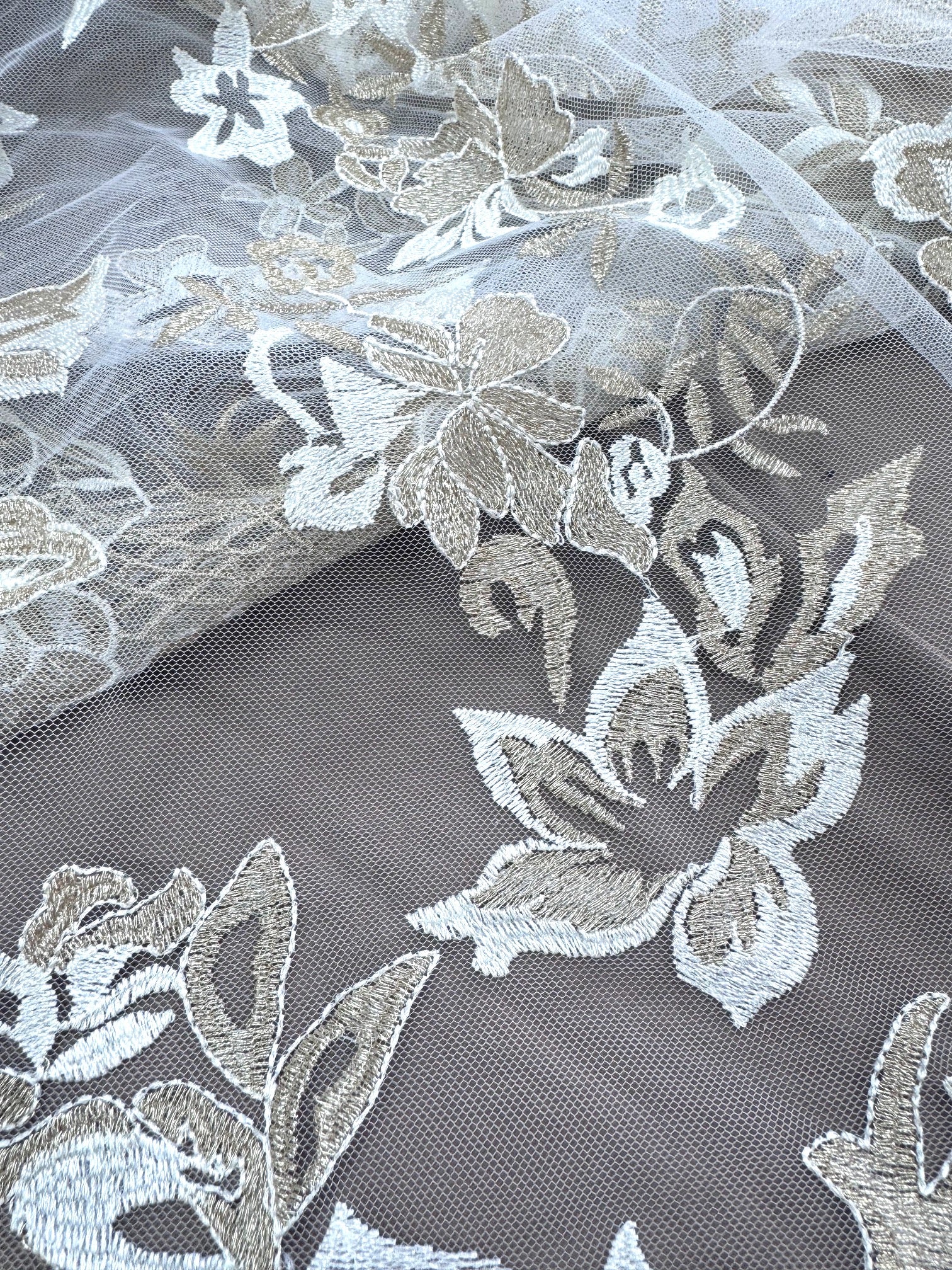 Broderie Pe Tull Alb Cu Auriu