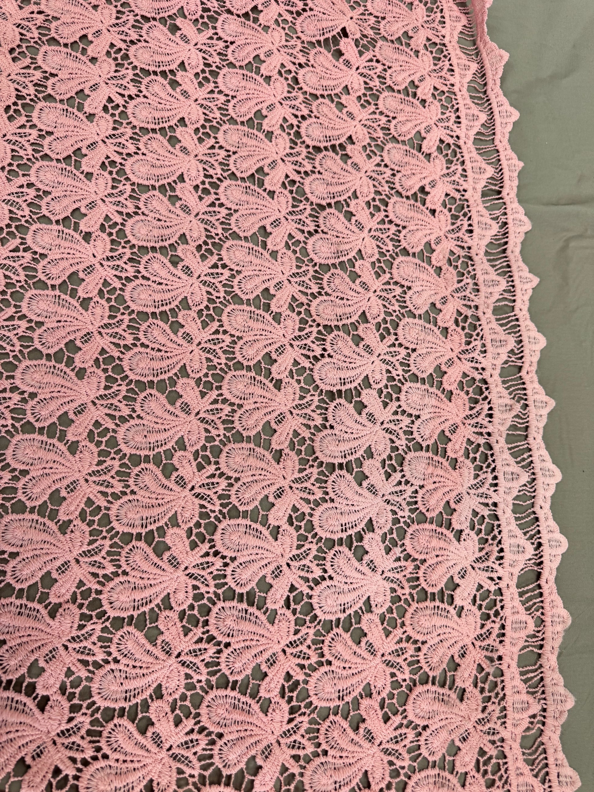 Broderie Sparta, Somon