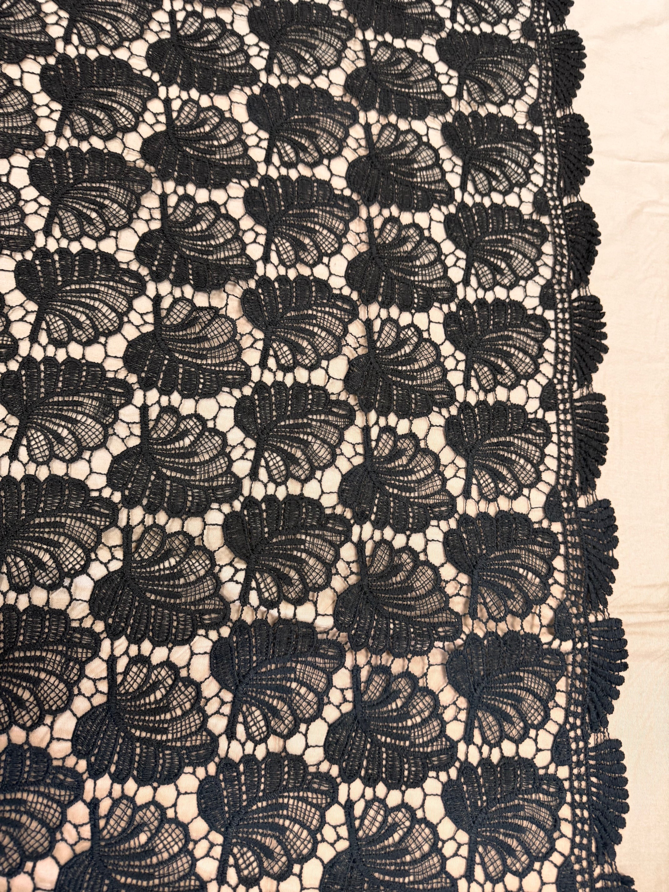 Broderie Sparta, Negru