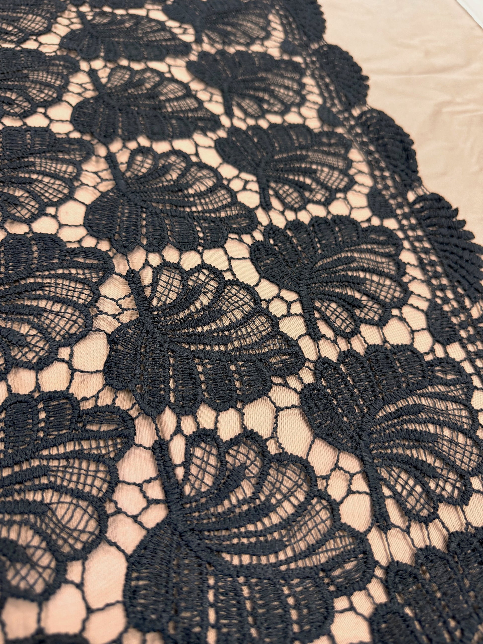 Broderie Sparta, Negru