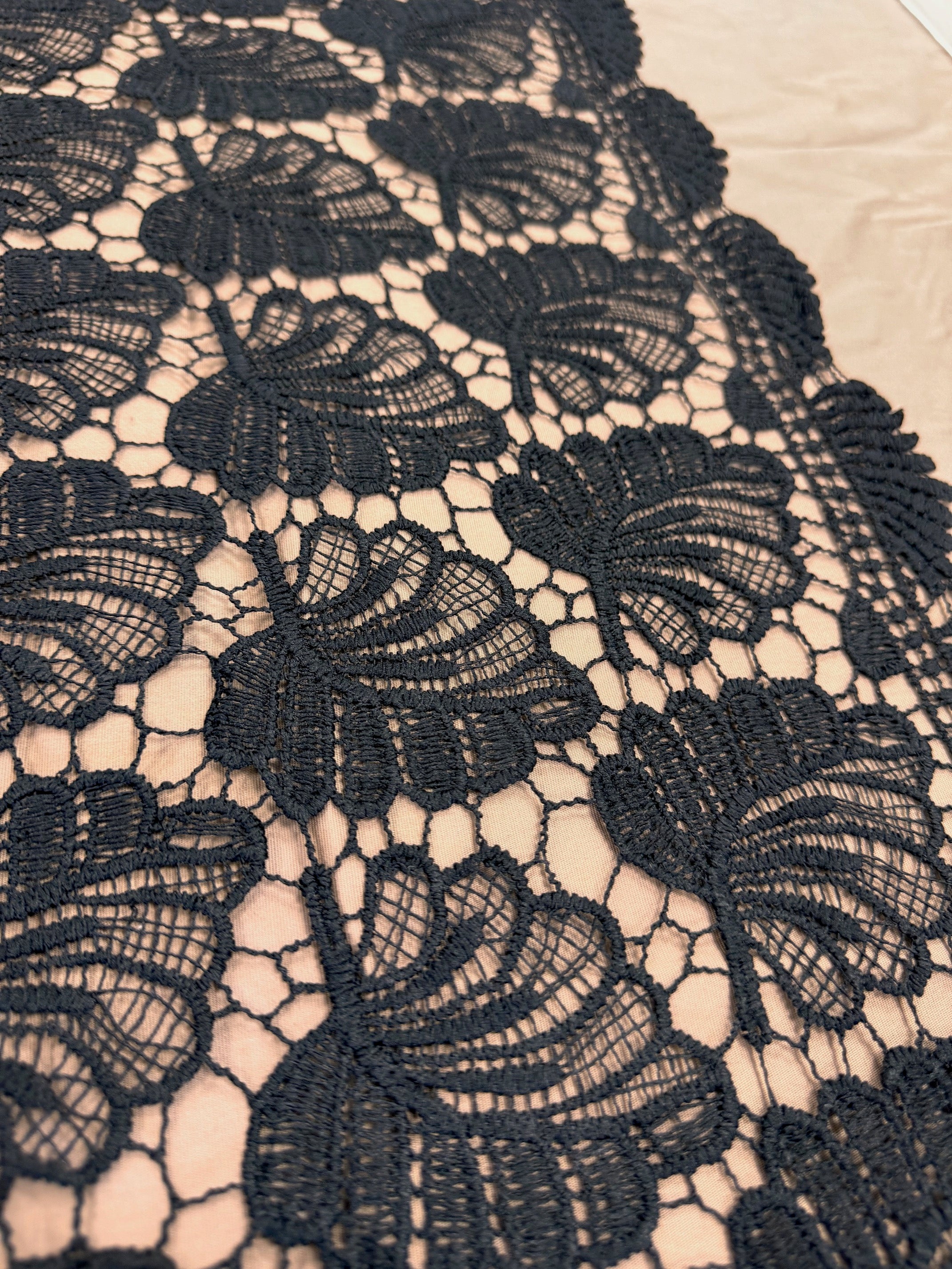 Broderie Sparta, Negru