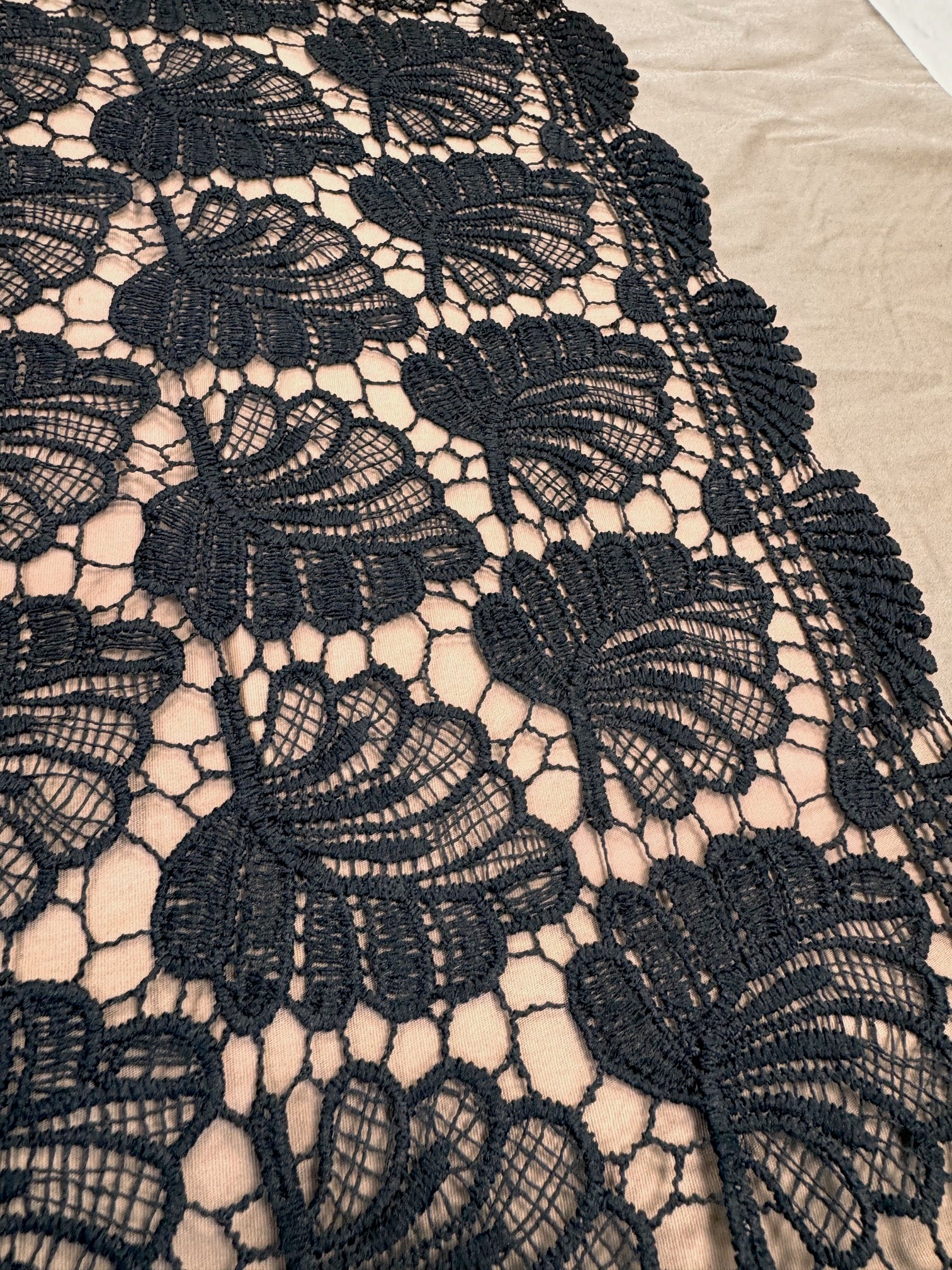 Broderie Sparta, Negru