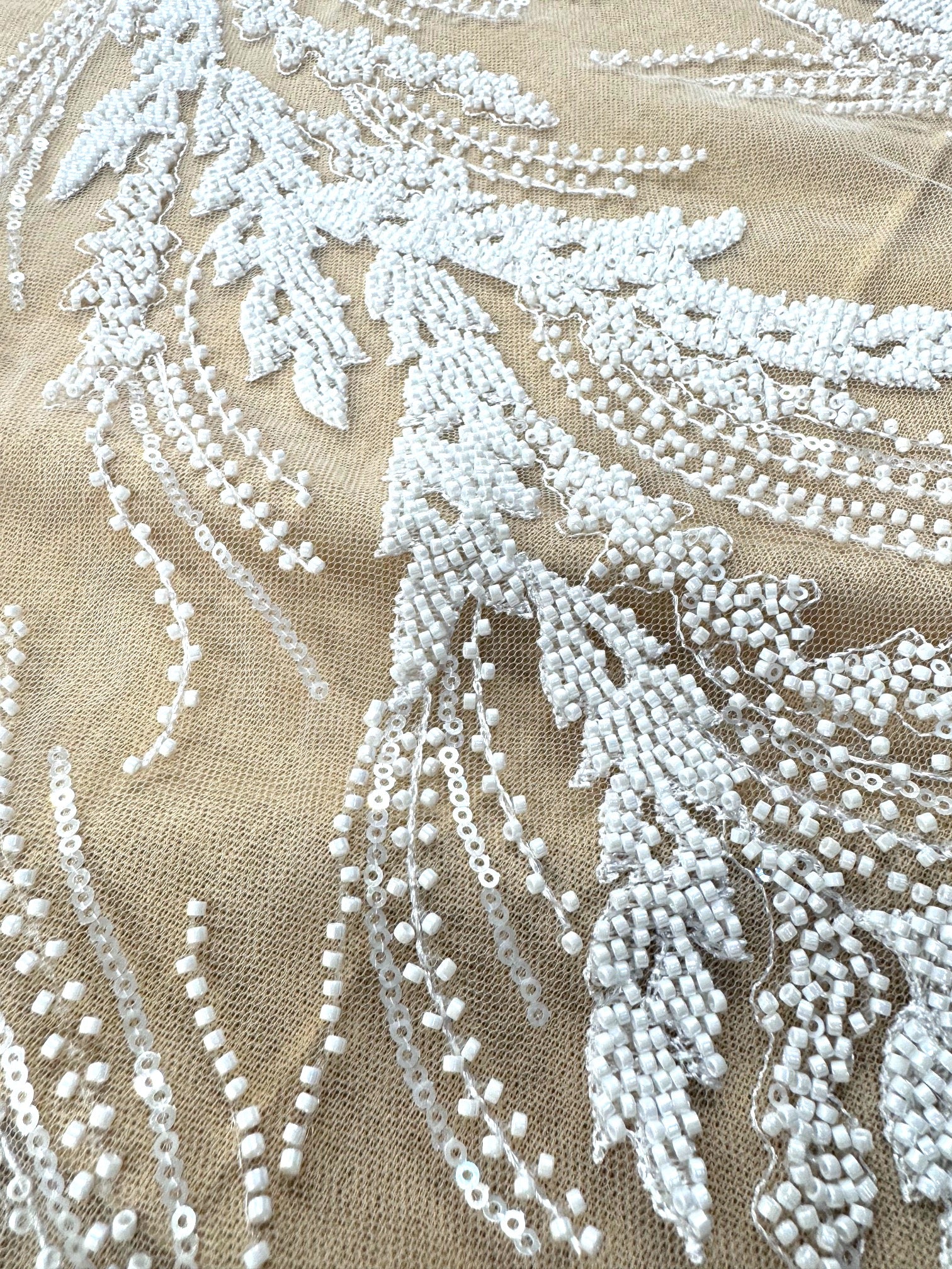 Broderie Pe Tull Cu Margele, Ivoire