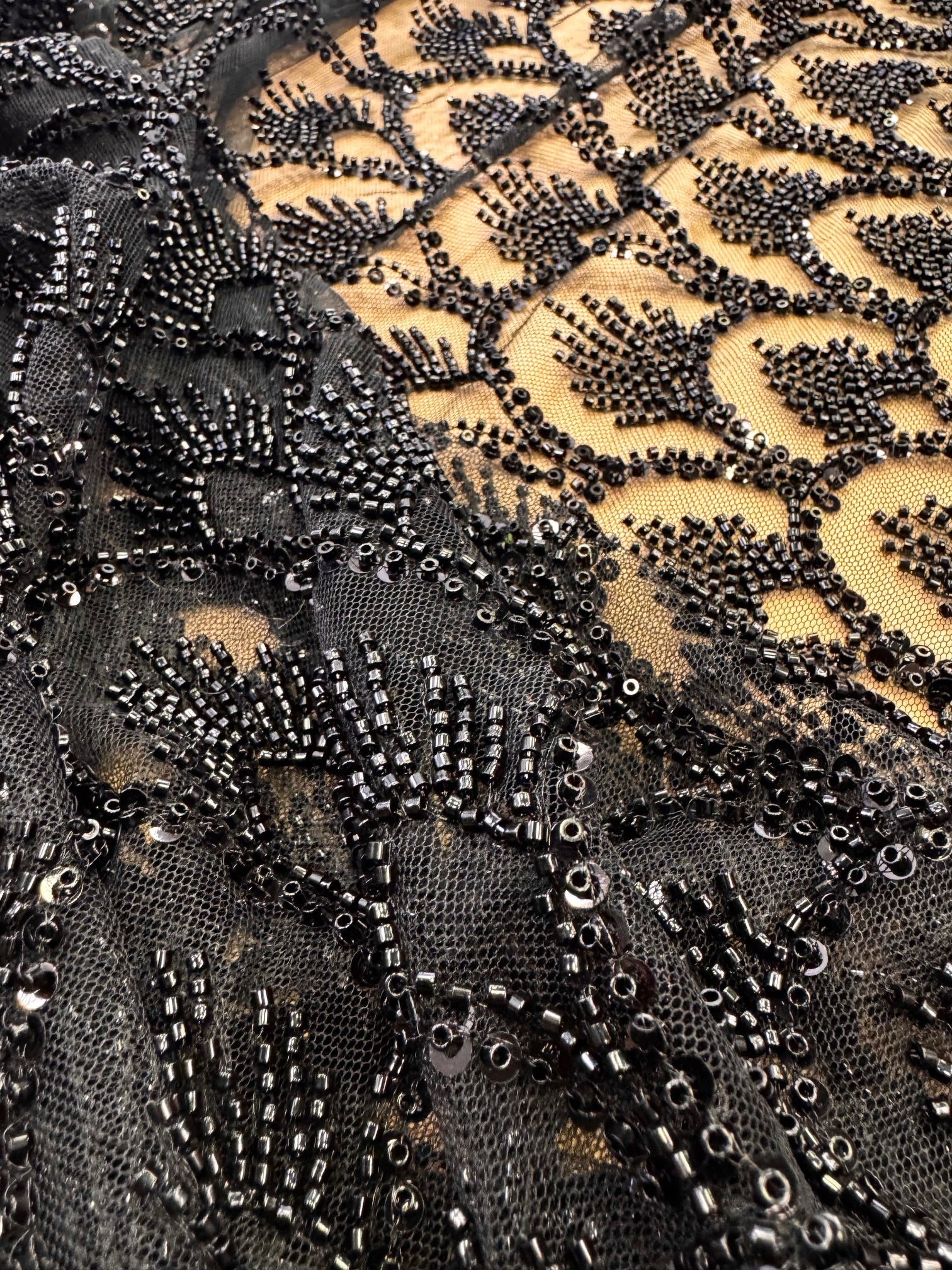 Broderie Pe Tull Cu Margele, Negru